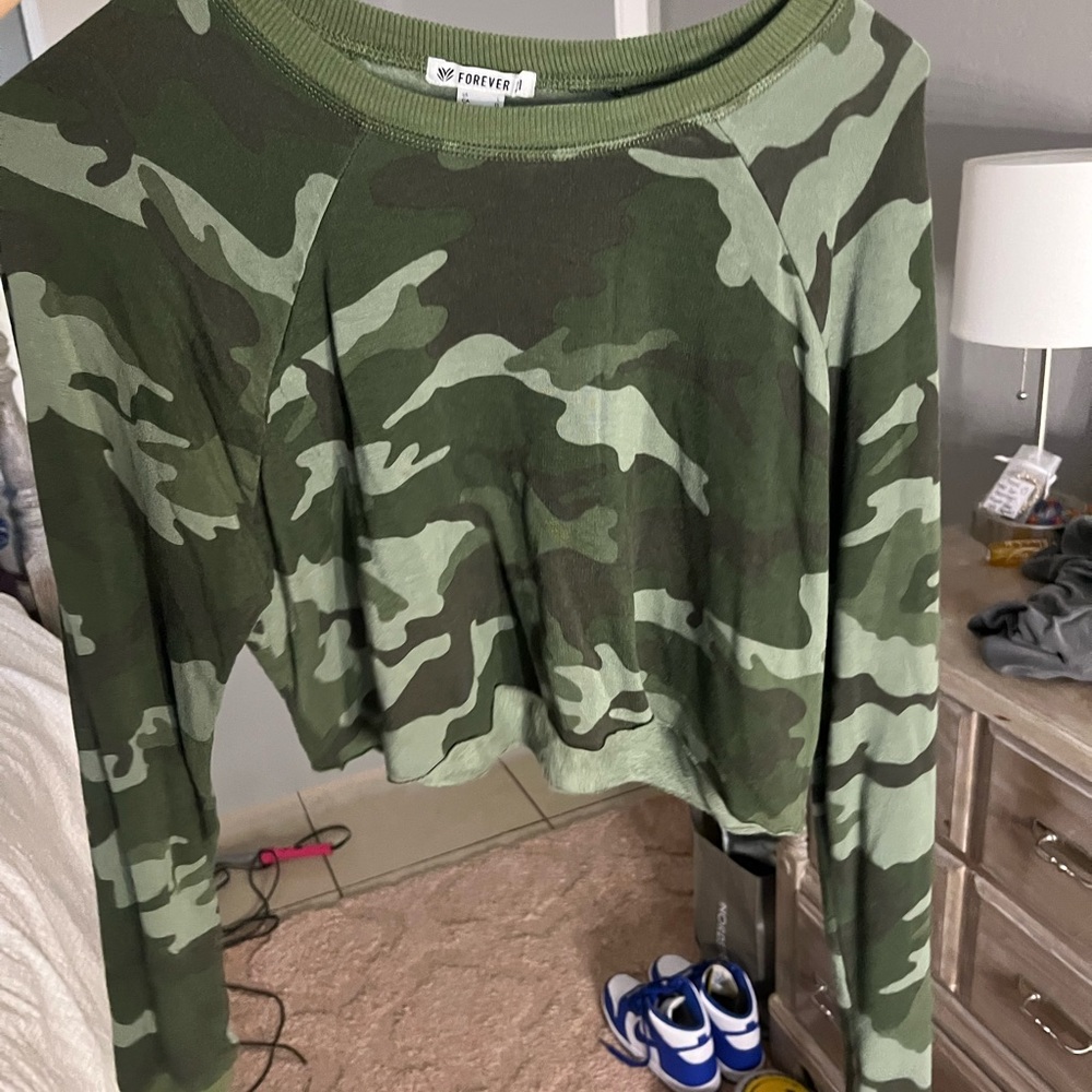 Forever 21 green camo cropped long sleeve super soft